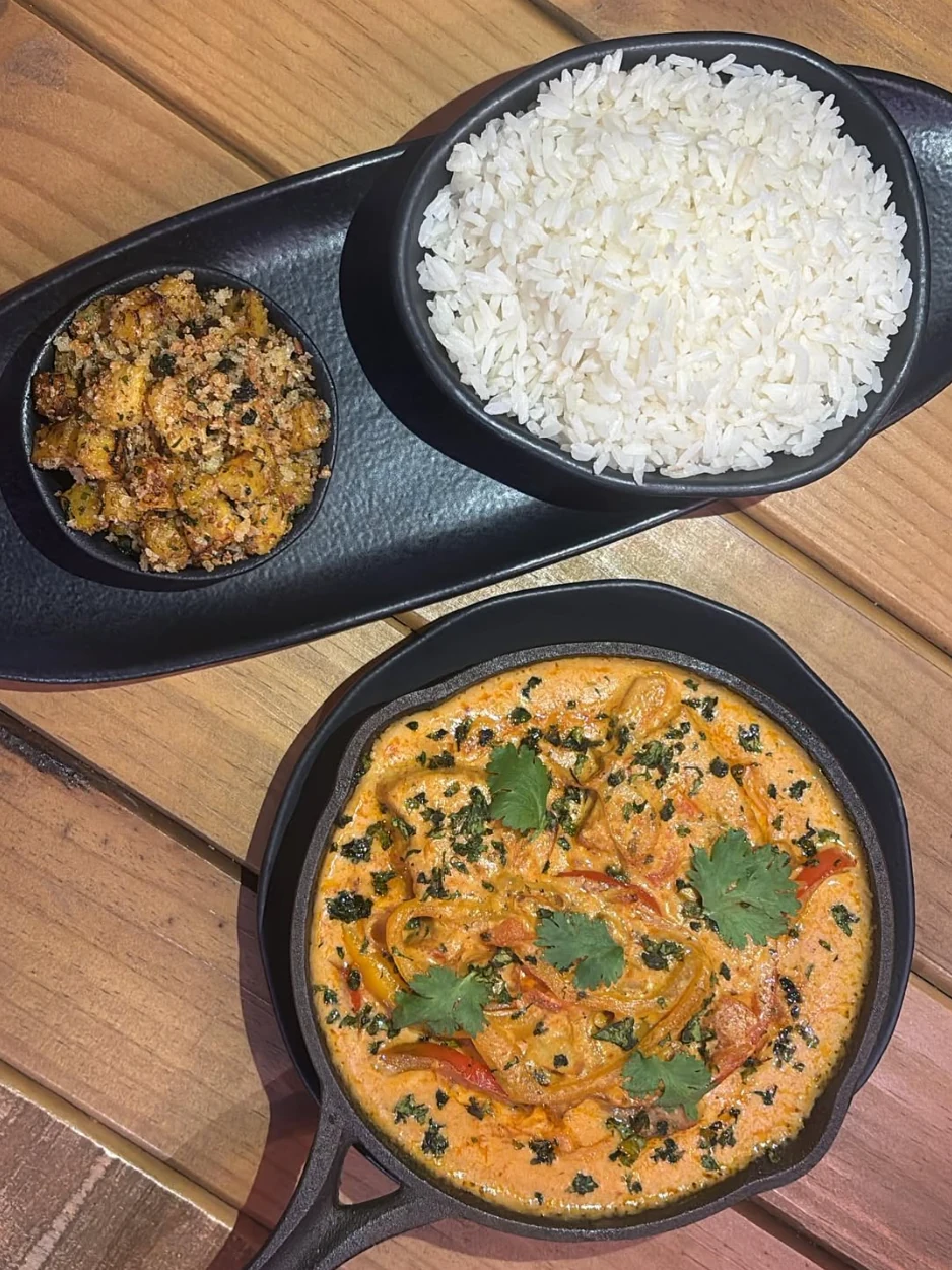 Prato cremoso servido com arroz