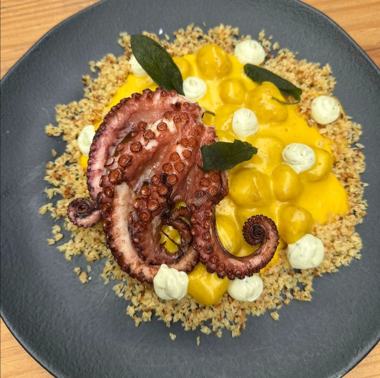 Polvo grelhado com molho amarelo