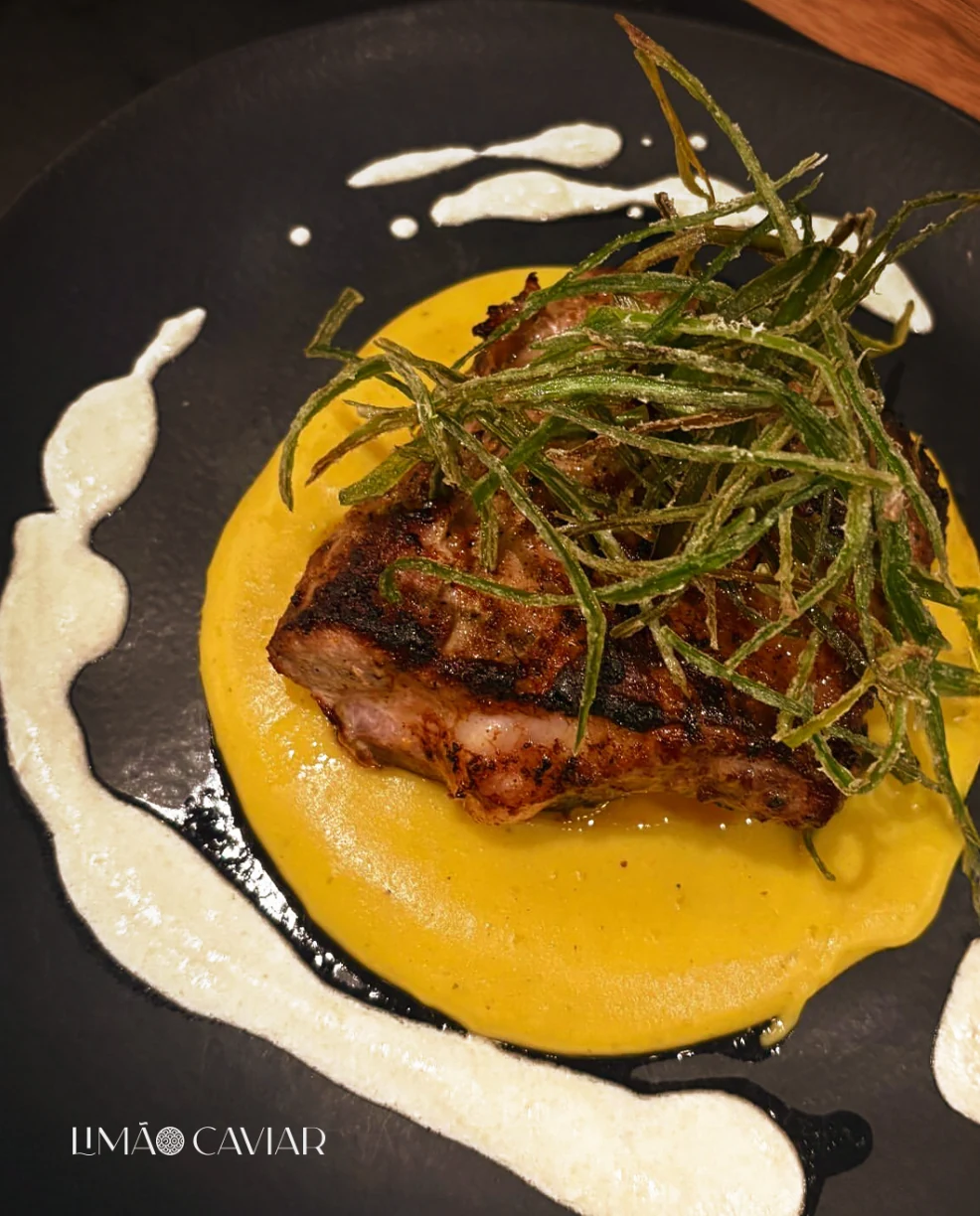 Prato com carne, creme e pimentas